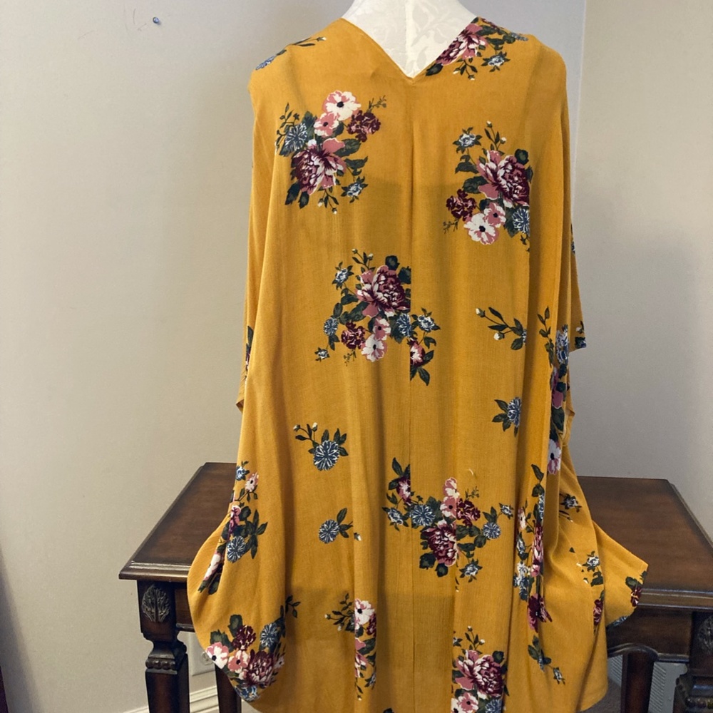 K Jordan gold and floral kimono, size L. - Picture 7 of 10